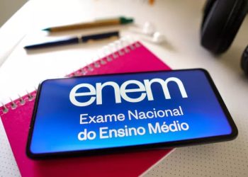 Jovem fica  presa em elevador, e acaba perdendo horário da prova do Enem.