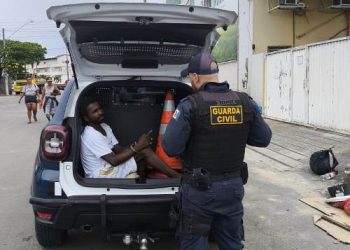 VÍDEO – Guarda Civil do município de Linhares prende homem com mandado de prisão por tráfico de drogas
