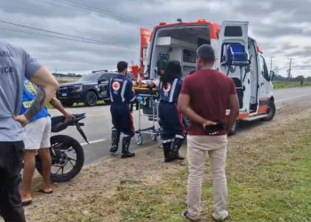 VÍDEO – Colisão entre carro e moto deixa motociclista ferido na estrada de Regência ( ES 440)