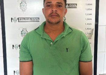 Homem aproveita vidro de veículo aberto e furta vários objetos do interior do carro. Ele foi preso