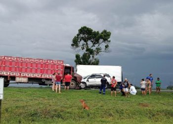 Motorista de automóvel morre em colisão frontal com caminhão na BR 101, em Aracruz