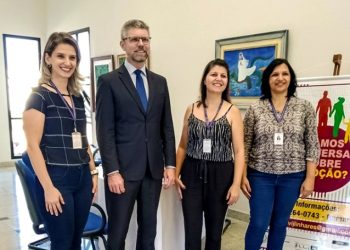 Equipe de trabalho da Vara de Infância e Juventude de Linhares celebra aumento no número de adoções