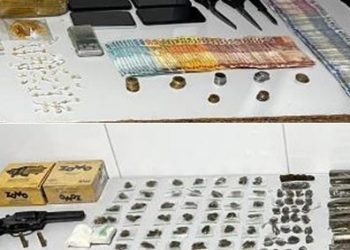 Polícia Militar apreende mais de 1KG de crack, além de outras drogas, arma de fogo, munições e dinheiro, no “Beco do “Pit Bull”, em Linhares