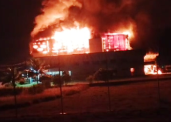 VIDEOS – Incêndio destrói empresa de frios no interior de Linhares. SGT Pires, que estava a frente do combate das chamas falou com NN