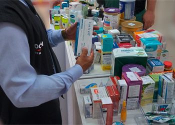 Procon Municipal apreende medicamentos vencidos em farmácia de Linhares