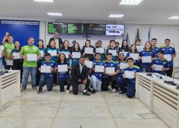 Equipes de Robótica do SESI/SENAI são homenageadas na Câmara de Vereadores pelo destaque em competição nacional