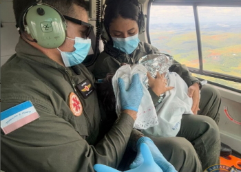 Menino de 2 anos sofre queimadura com panela de feijão e é resgatado pelo Notaer em Linhares