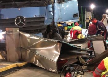 VÍDEO – Carreta destrói cabine de pedágio na BR-101 em Aracruz; funcionária sofre fraturas