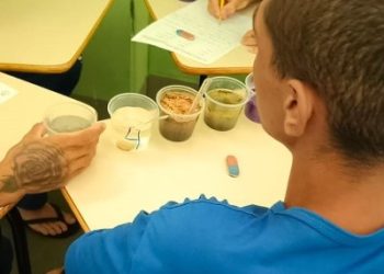 Estudantes da unidade prisional de Linhares realizam experiência sobre misturas em aula de Ciências
