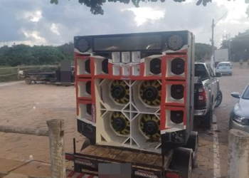 VÍDEO – Polícia Militar apreende reboque com “paredão de som” com som alto no Pontal do Ipiranga