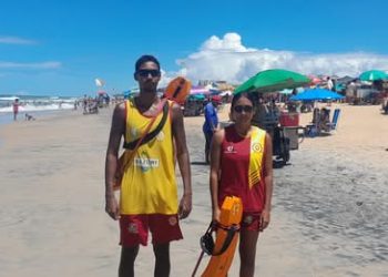 Família de Vila Velha é salva por casal de guarda-vidas em Guriri