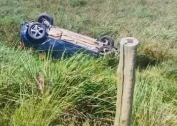 Carro capota na estrada do Pontal do Ipiranga