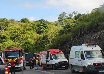 VÍDEO – Acidente entre caminhão e pick-up Strada deixa uma pessoa presa nas ferragens na ES-248