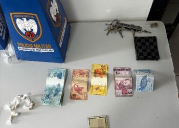 Prisão por tráfico de drogas no bairro Araçá resulta em apreensão de crack e dinheiro em espécie
