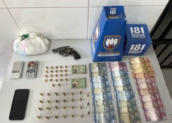 Polícia apreende arma, munições e materiais do tráfico no bairro Planalto, em Linhares