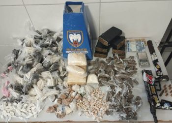 PM apreende submetralhadora e grande quantidade de drogas, em Linhares. Um jovem e dois adolescentes, de 14 e 15 anos, foram levados para a delegacia