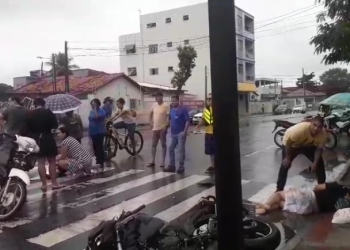 VÍDEOS – Colisão entre duas motocicletas deixa duas pessoas feridas em Linhares