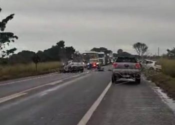 VÍDEO – Colisão entre dois automóveis, com vítima presa às ferragens, interdita a BR-101 em Linhares