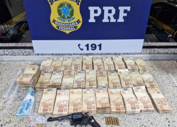 PRF apreende arma, R$ 172 mil em dinheiro vivo e joias durante fiscalização na BR-101 em Guarapari