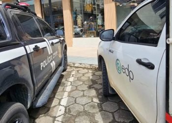 Empresária é levada para a delegacia, por suspeita de fazer “gato” e furtar energia para loja de roupas em Linhares