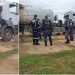 VÍDEO – Final de semana começa violento em Linhares – Motorista conhecido como “Luizinho” é assassinado a tiros embaixo de carreta, em Areal