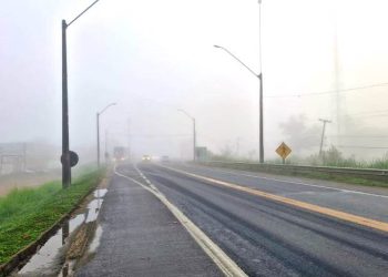VÍDEO – Forte nevoeiro encobre Linhares na manhã deste domingo (29).