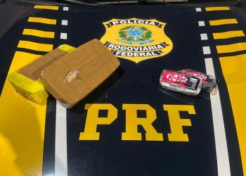 PRF apreende crack e haxixe durante abordagem na BR-259, em João Neiva e quatro pessoas são levadas para a delegacia