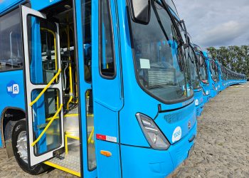 Governo entrega novos ônibus climatizados para o Transcol e testa modelo movido a gás e biometano