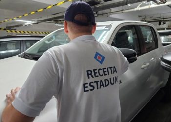 Veículos novos no valor de R$ 10 milhões são apreendidos por irregularidades em estacionamento de supermercado em Linhares