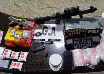 VÍDEO – Operação em Linhares apreende mais de 5 quilos de drogas, armas e veículos roubados; envolvidos foram levados foram detidos