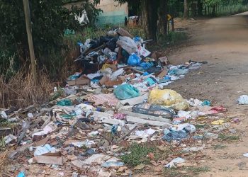 VÍDEOS – Moradores reivindicam melhorias no recolhimento de lixo acumulado e Prefeitura promete resolver problema na Rota da Praia, em Linhares