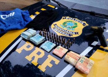 Vídeo mostra perseguição na BR-101: PRF recupera carro roubado, apreende arma, mais de 14 mil reais e captura foragido no ES