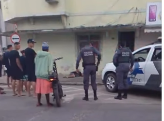 VÍDEO – Homem, suspeito de viver em situação de rua, é assassinado no Centro de Linhares na tarde deste sábado (13)