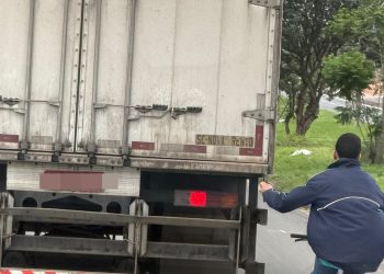 Vídeo flagra jovem pegando “ponga” em carreta na BR-101, em Linhares