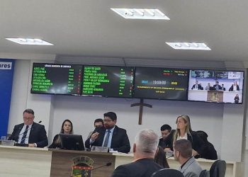 VÍDEO – Câmara de Linhares: vereadores deixam sessão antes do fim e colega tem falta abonada para dirigir time de futebol. Veja quem ficou até o final