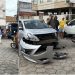 VÍDEO – Acidente grave entre carro e moto deixa motociclista ferido no bairro Araçá, em Linhares