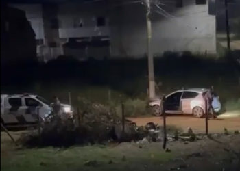 VÍDEO – Suspeito foge após perseguição e colisão em poste durante operação da Força Tática em Linhares