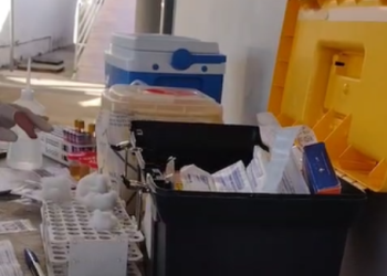 Coleta de sangue ao ar livre – Prefeitura de Linhares promete construir nova unidade de saúde em Perobas e instalar contêiner provisório