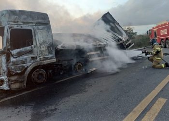 Caminhão carregado de carne que seguia para o Espírito Santo pega fogo na BR-101 e é destruído pelas chamas