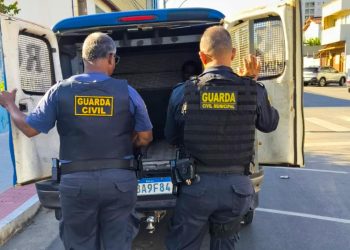 GCM de Linhares prende homem em flagrante com pedaços de matéria e faca no bairro Interlagos. Saiba o que aconteceu
