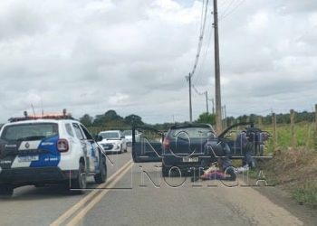 ATUALIZAÇÃO – VÍDEO – Dois suspeitos são detidos pela Polícia Militar na Estrada de Jataipeba, em Linhares