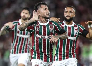 Fluminense vence o líder Flamengo, e coloca emoção na disputa do título do Campeonato Brasileiro