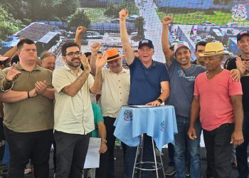Governo entrega 350 títulos de regularização fundiária e anuncia quase R$ 12 milhões em investimentos em Linhares