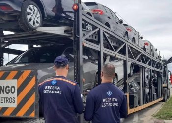 Caminhão-cegonha é apreendido no posto da PRF em Linhares com 11 veículos sem documentação