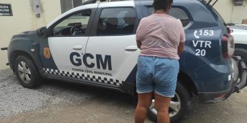 Guarda Civil Municipal prende mulher após furto de 13 bermudas jeans em loja no Centro de Linhares