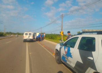 Jovem é assassinado a tiros e mulher é baleada na rodovia de Guriri