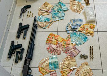 VÍDEOS – Mega operação desmonta esquema criminoso e apreende drogas, armas e dinheiro