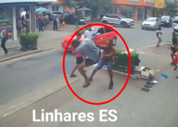 VÍDEO – Briga em pleno Centro de Linhares dura quase dois minutos, tem “voadora” e dinheiro espalhado na rua