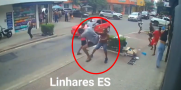VÍDEO – Briga em pleno Centro de Linhares dura quase dois minutos, tem “voadora” e dinheiro espalhado na rua