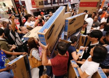 Lojas lotadas: Black Friday e 13º salário movimentam centro comercial em Linhares